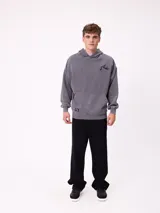 Canguro con capucha de calce holgado, color azul con efecto lavado. Presenta bolsillo frontal tipo canguro, logo de la marca estampado en el pecho y etiqueta pequeña en el ruedo.