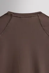 Camiseta técnica de manga larga Zara Athleticz, color marrón, de ajuste slim fit con cuello redondo y costuras decorativas.