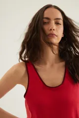 Vestido largo de punto de algodón y acrílico, sin mangas, con escote redondo, corte en la cintura y diseño tricolor en tonos marrón, amarillo y detalles oscuros.
