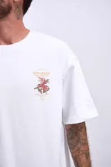 Remera blanca de corte holgado con estampado pequeño en el pecho.