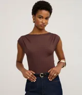 Body femenino color marrón oscuro, confeccionado en poliamida con elastano. Presenta escote canoa y mangas cortas con pliegues drapeados en los hombros. El calce es ajustado (slim fit).