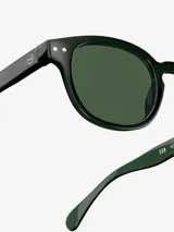 Lentes de sol de acetato color verde oscuro, con forma redonda y patillas flexibles.