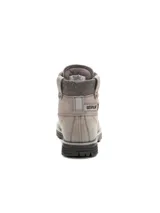 Bota Caterpillar modelo Charli Wp, color gris, confeccionada en cuero con cuello tejido y pasadores metálicos para los cordones.
