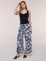 Pantalón estampado de caída fluida y calce relajado, con cintura alta elastizada y cordón ajustable con punteras metálicas, corte ancho tipo cropped.
