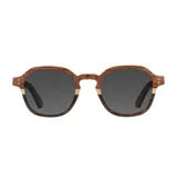 Lentes de sol Indie modelo Bali, armazón fabricado artesanalmente en combinación de maderas certificadas de ébano, palo de rosa y maple, con cristales oscuros polarizados y detalles de remaches metálicos en las esquinas.