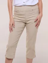 Pantalón capri blanco de tiro alto en denim elastizado, con cintura elástica ancha, bragueta simulada, bolsillos delanteros curvos y aberturas en los laterales del bajo.