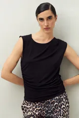 Top sin mangas negro de modal, con cuello a la base y fruncidos tipo drapeado en los laterales.