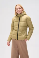 Campera puffer color verde oliva con capucha y cierre frontal con cremallera negra.