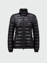 Campera puffer Moncler modelo Walibi, color salmón, matelaseada, con cuello alto, cierre frontal y bolsillos laterales con cierre.