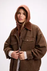 Campera de denim en tono marrón con diseño vintage, corte relajado, cuello de pana y bolsillos delanteros con solapa.