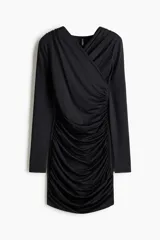 Vestido mini de manga larga en punto elástico con escote cruzado en V. Modelo de corte ajustado con frunces en hombros y laterales para crear un efecto drapeado.