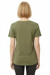 Remera negra de algodón, con cuello en V, mangas cortas, corte al cuerpo y estampa frontal con la frase "Emotionally Unavailable" en letras rosadas.