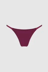 Bombacha de bikini color magenta, de corte vedetina con tiras finas ajustables en los laterales.