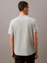 Remera celeste de corte clásico, cuello redondo y manga corta. Presenta el logo de Calvin Klein Jeans estampado en el pecho.