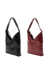 Cartera tipo hobo de cuero sintético negro con acabado brillante, decorada con tachuelas metálicas plateadas a lo largo de la correa y en la costura frontal diagonal.