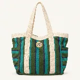 Bolso tipo tote bag de lona con diseño de rayas verticales en tonos verde, turquesa y azul marino. Cuenta con asas anchas de hombro en color beige y bolsillos laterales. Incluye un parche circular con el logo de la marca en el frente.