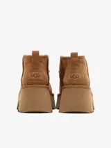 Bota corta Ugg Ultra Mini color marrón, de gamuza con plataforma y suela de goma.