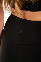 Legging deportivo de tiro alto en color negro, con ajuste ceñido al cuerpo y diseño minimalista.