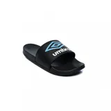 Ojotas tipo slide Umbro, color negro con el logo de la marca estampado en blanco en la banda superior. Poseen plantilla de espuma EVA para mayor amortiguación.