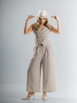 Conjunto sastrero rayado compuesto por chaleco con botones y pantalón wide leg.