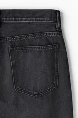 Jean de corte holgado con diseño de piernas redondeadas extraamplias y tiro bajo, confeccionado en denim de algodón rígido con efecto lavado.