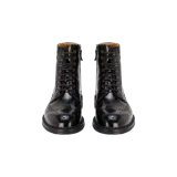 Botas acordonadas Magnanni para hombre, de color negro con diseño brogue y perforaciones decorativas, cierre frontal con cordones y suela de goma.