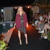 Blazer sastrero de corte estructurado en color bordó, con solapas clásicas y mangas largas. Presenta un diseño versátil de largo a la cadera, ideal para elevar tanto looks casuales como formales.