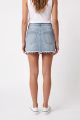 Minifalda de denim en tono azul claro, con diseño de talle alto, bolsillos delanteros y traseros, presillas para cinto y terminación desmechada en el ruedo.
