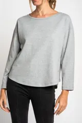 Sweater color crema de algodón peinado con cuello redondo y mangas largas.