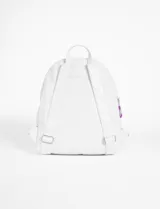 Mochila negra de cuero sintético con bolsillo frontal con cierre plateado y tiracierres azul.