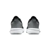 Championes de básquet Nike modelo Precision 7, color negro con detalles en gris y suela blanca. Presentan un diseño aerodinámico con malla transpirable y refuerzos laterales para mayor estabilidad.