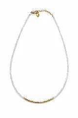 Gargantilla de cuentas de cristal transparente con cadena de alargue dorada y dije de corazón pequeño.