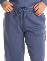 Pantalón jogger de corte recto, color blanco, con cintura elástica, cordón de ajuste y bolsillos laterales.