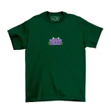 Remera de algodón color verde oscuro con estampado gráfico en la espalda que presenta el logo de la marca en color lila y una ilustración de un monstruo con un aerosol de pintura.