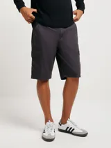 Bermuda cargo de hombre color gris oscuro, con bolsillos laterales con tapa y cierre de botón.