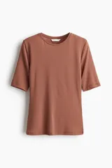 Remera ajustada en punto elástico suave con cuello redondo y manga francesa.