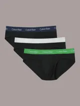Pack de tres slips Calvin Klein de color negro, confeccionados en mezcla de algodón y elastano. Cuentan con talle medio y una distintiva cintura elástica con logo de la marca en colores azul marino, blanco y verde.