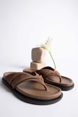 Sandalias marrones con tira ancha de cuero sintético trenzado.