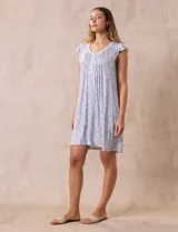 Camisón corto azul marino con estampado floral celeste, escote en V con puntilla blanca y botones.