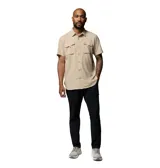 Pantalón cargo Columbia modelo Tech Trail Utility Omni-Shield, color negro, de corte recto y con bolsillos laterales utilitarios.