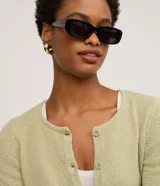 Cardigan de punto color verde claro, de manga larga y corte regular, con escote redondo y cierre frontal de botones.