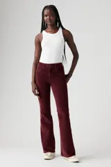 Jean de tiro alto color bordó, con corte flare y confeccionado en tela de corduroy.