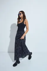 Body negro de escote cuadrado y silueta ajustada al cuerpo, sin mangas, con terminaciones prolijas en escote y sisas.