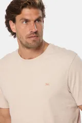 Remera básica de algodón color azul marino, de manga corta, con cuello redondo y logo bordado en el frente.