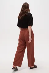 Pantalón de algodón color terracota, de tiro alto y calce holgado, con cintura elástica con cordón ajustable y bolsillos frontales aplicados.