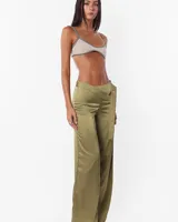 Top tipo musculosa básica de breteles finos confeccionado en microfibra, color gris.