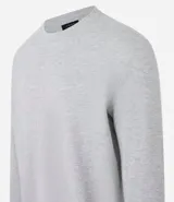 Remera de manga larga con cuello redondo y textura, de corte regular. Confeccionada en una mezcla de algodón, poliéster y viscosa.