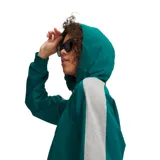 Canguro deportivo de mujer Under Armour, color verde con detalles en gris y negro en las mangas. Presenta capucha con cordones ajustables, corte cropped y logo bordado en el pecho.