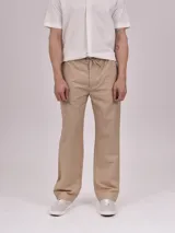 Pantalón kaki de corte recto y holgado, con cintura elástica ajustable mediante cordón y bragueta simulada.