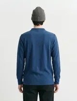 Remera de punto canalé francés con cuello polo, manga larga y cierre frontal de metal con tirador personalizado.